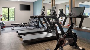 A gym with treadmills, elliptical machines, and free weights. - Hampton Inn Ottawa (Starved Rock Area) (Ottawa)