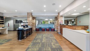 A modern hotel lobby with a reception desk, seating area, and a coffee station. - Hampton Inn Ottawa (Starved Rock Area) (Ottawa)