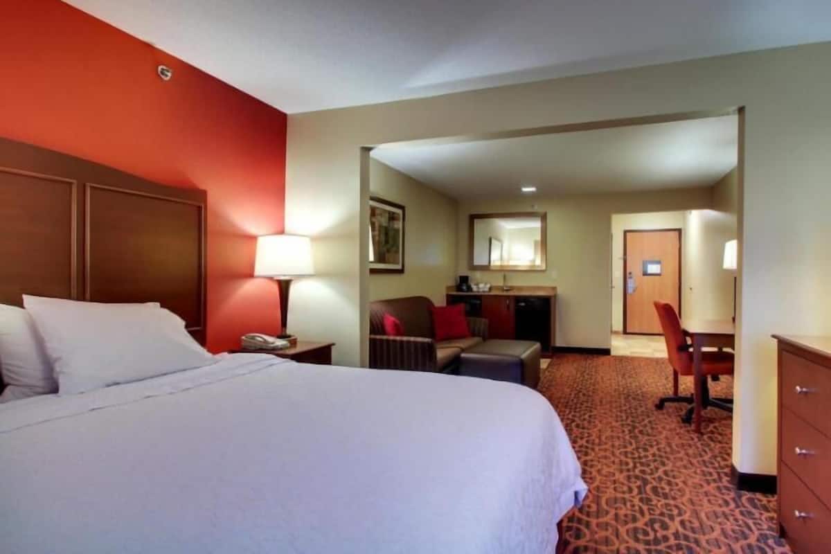 Schreibtisch, laptopgeeigneter Arbeitsplatz, Verdunkelungsvorhänge