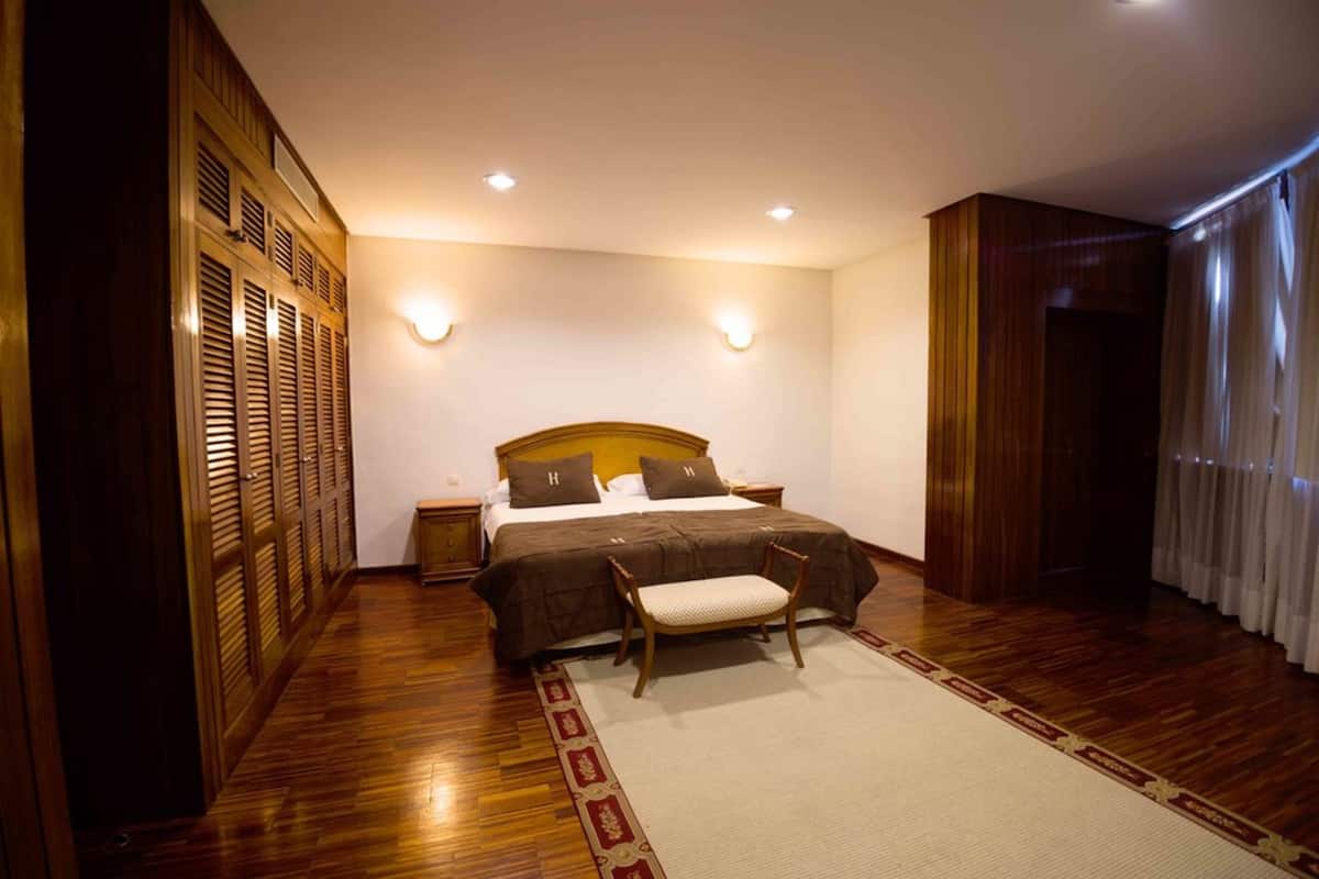 family room (superior) | premium bedding, minibar, in-room safe, desk