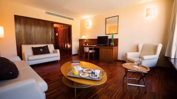 Junior suite | Woonkamer | Televisie