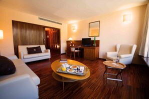 Junior suite | Woonkamer | Een televisie