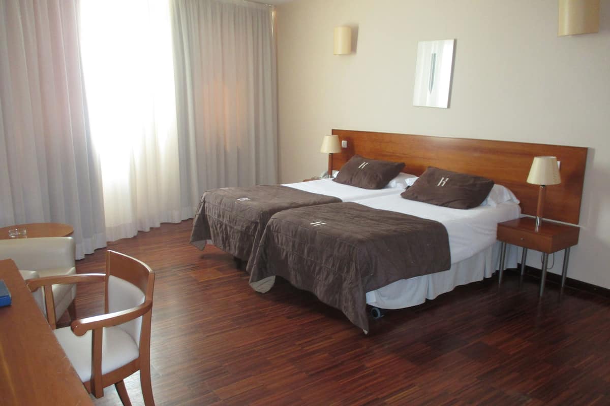 Chambre Triple Standard, 1 chambre | Literie de qualité supérieure, minibar, coffres-forts dans les chambres