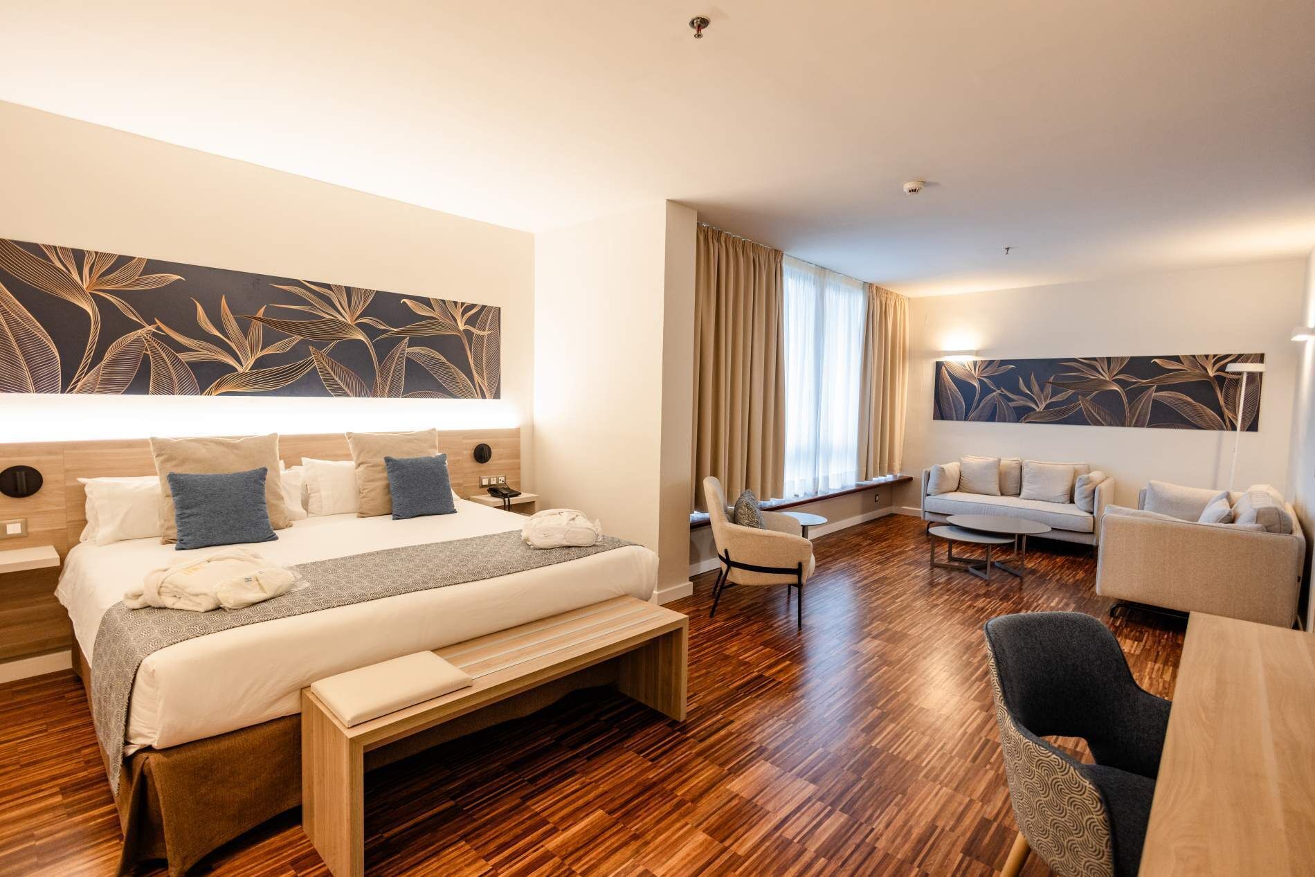 Ropa de cama de alta calidad, minibar, caja fuerte y escritorio