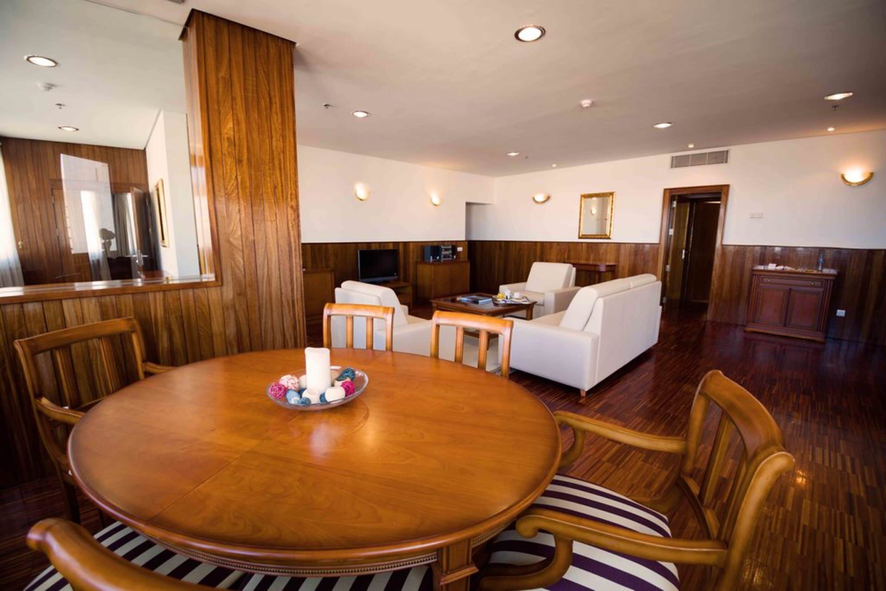 family room (superior) | premium bedding, minibar, in-room safe, desk