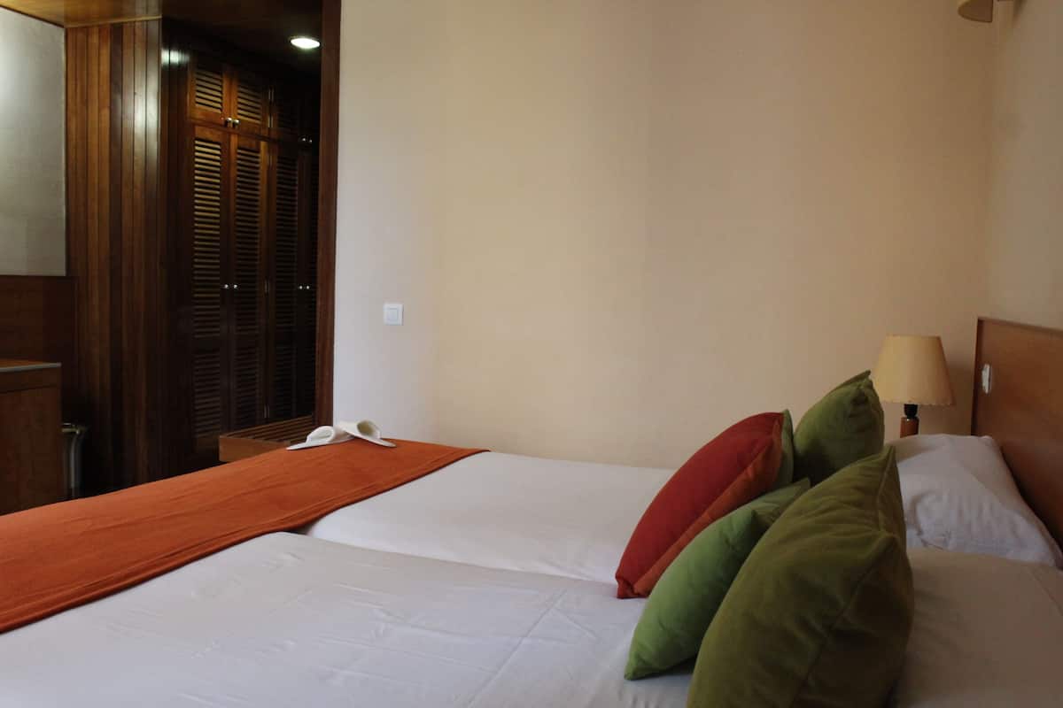 Chambre Double Standard pour 1 personne, 2 lits une place, salle de bains attenante | Literie de qualité supérieure, minibar, coffres-forts dans les chambres