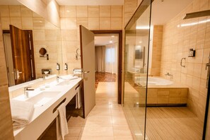 Family Room (Superior) | Premium bedding, minibar, in-room safe, desk
