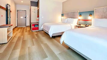 Escritorio, tabla de planchar con plancha, wifi gratis y ropa de cama