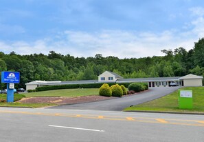 Property entrance - Americas Best Value Inn Providence North Scituate (North Scituate)