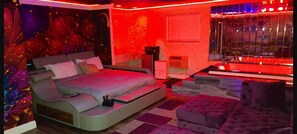 Suite, 1 King-Bett, Whirlpool | Schreibtisch, Bügeleisen/Bügelbrett, kostenloses WLAN, Bettwäsche