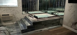 Suite, 1 King-Bett, Whirlpool | Schreibtisch, Bügeleisen/Bügelbrett, kostenloses WLAN, Bettwäsche