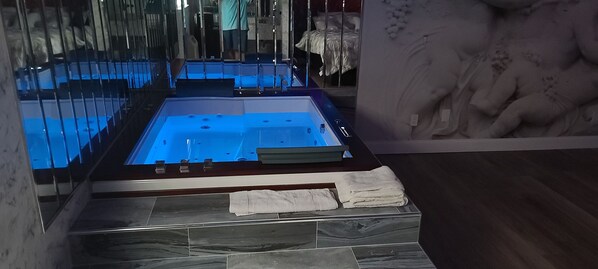 Escritorio, tabla de planchar con plancha, wifi gratis y ropa de cama