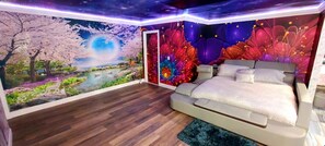 Escritorio, tabla de planchar con plancha, wifi gratis y ropa de cama