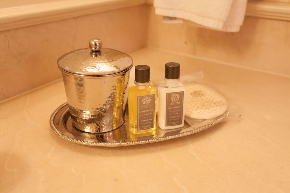 deluxe room, 1 king bed | 1 bedroom, premium bedding, in-room safe, individually decorated