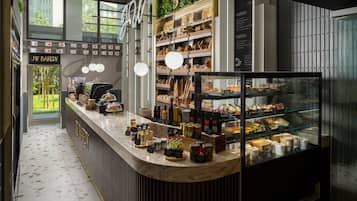 6 restaurantes; se sirve desayuno, almuerzo y cena; cocina internacional