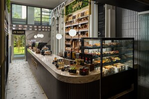 6 restaurantes, se sirven desayunos, comidas y cocina internacional