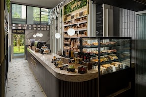 6 restaurantes, se sirven desayunos, comidas y cocina internacional