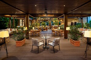 6 restaurants, spécialités Cuisine internationale