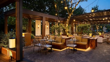 6 restaurants, spécialités Cuisine internationale