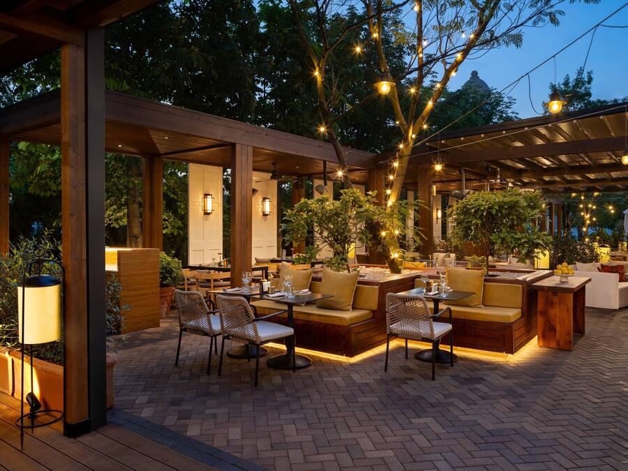 6 restaurants, breakfast, lunch, dinner served; international cuisine