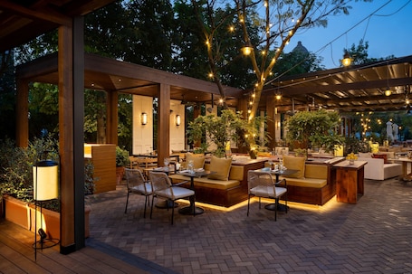 6 restaurants, breakfast, lunch, dinner served; international cuisine