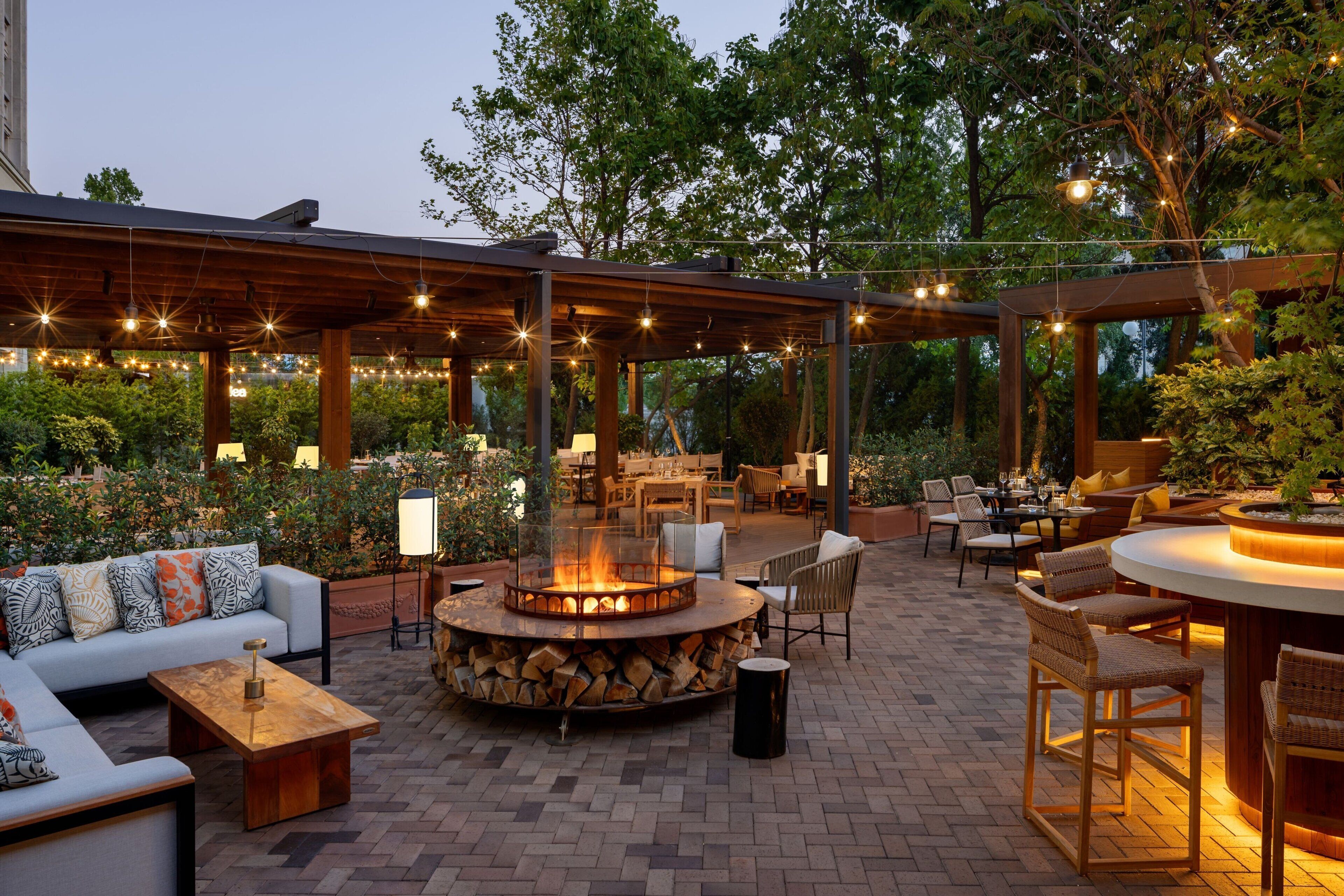 6 restaurants, breakfast, lunch, dinner served; international cuisine