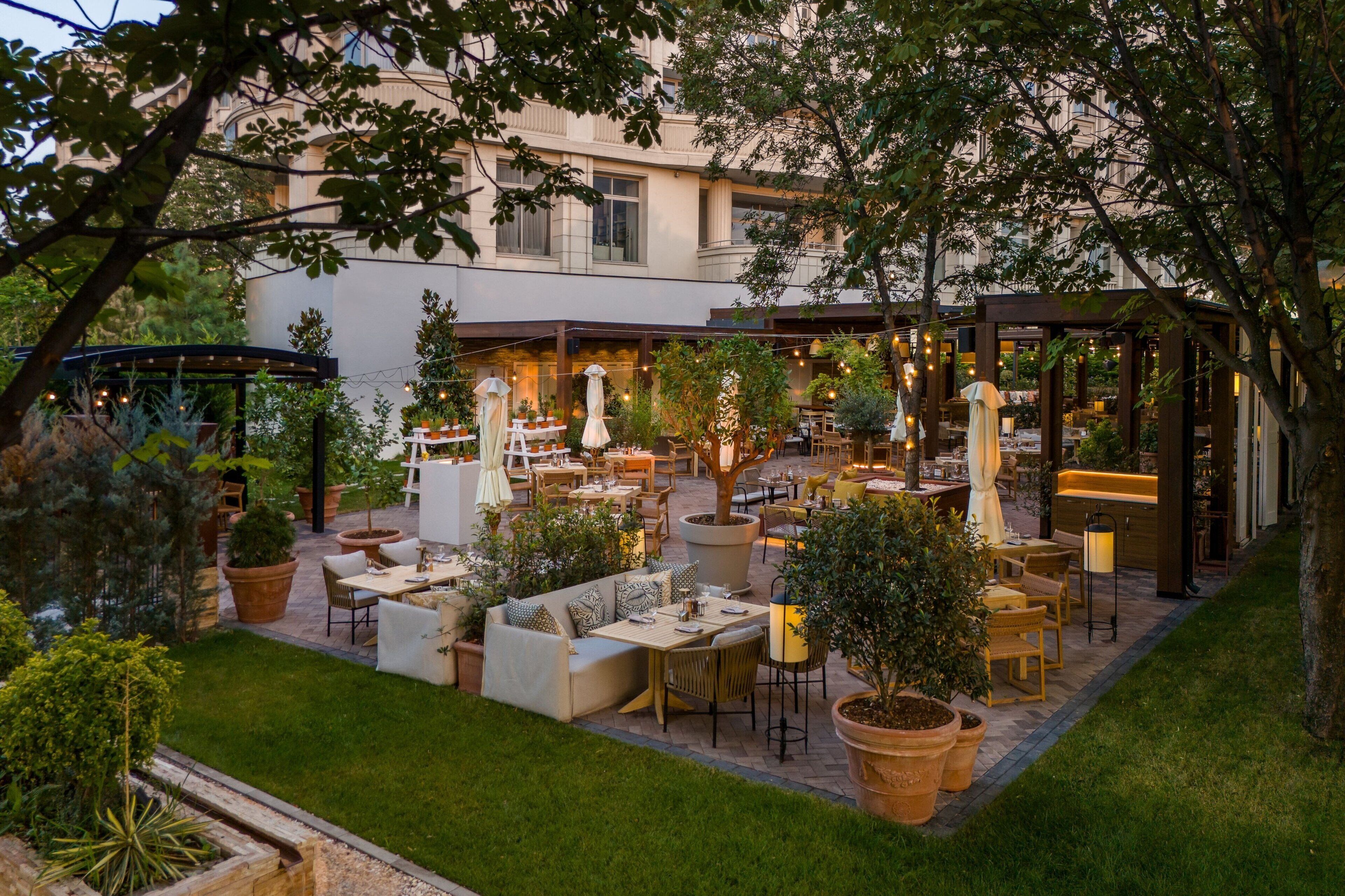 6 restaurantes, se sirven desayunos, comidas y cocina internacional