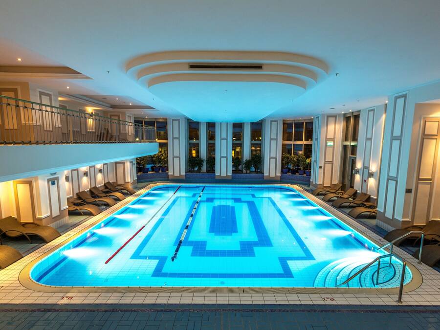 Una piscina cubierta