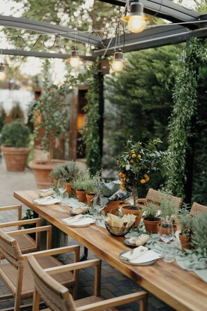 6 restaurantes; se sirve desayuno, almuerzo, cena y brunch