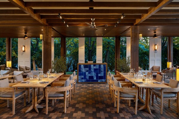 6 restaurants, breakfast, lunch, dinner served; international cuisine - JW Marriott Bucharest Grand Hotel (Bucharest)