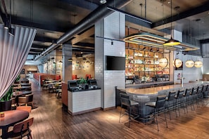 2 bars/lounges, lobby lounge