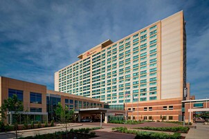 Un ampio hotel dal design moderno, con numerosi piani e il logo Marriott ben visibile.