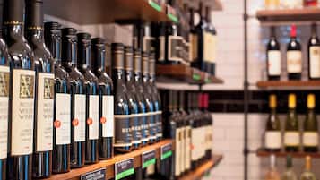 Una estantería con diferentes botellas de vino, incluyendo variedades blancas y tintas.