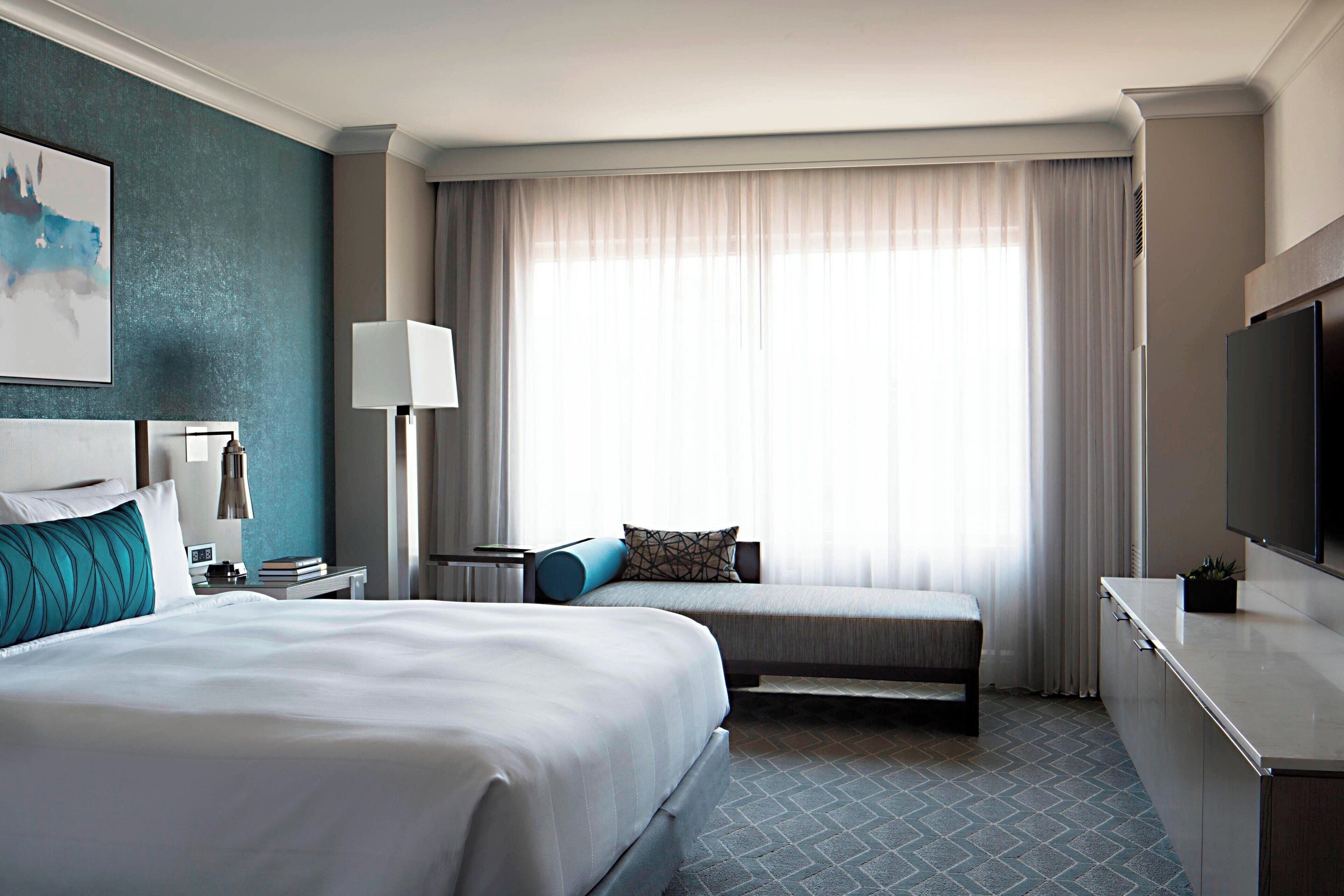 أغطية فراش متميزة وخزنة داخل الغرفة ومكتب ومساحة عمل للكمبيوتر المحمول