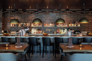 2 bars/lounges, lobby lounge