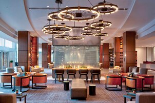 2 bars/lounges, lobby lounge