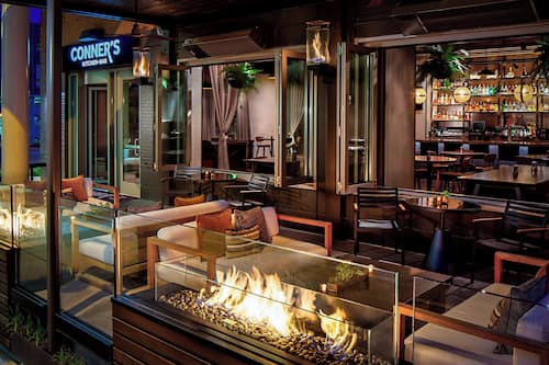 2 bars/lounges, lobby lounge
