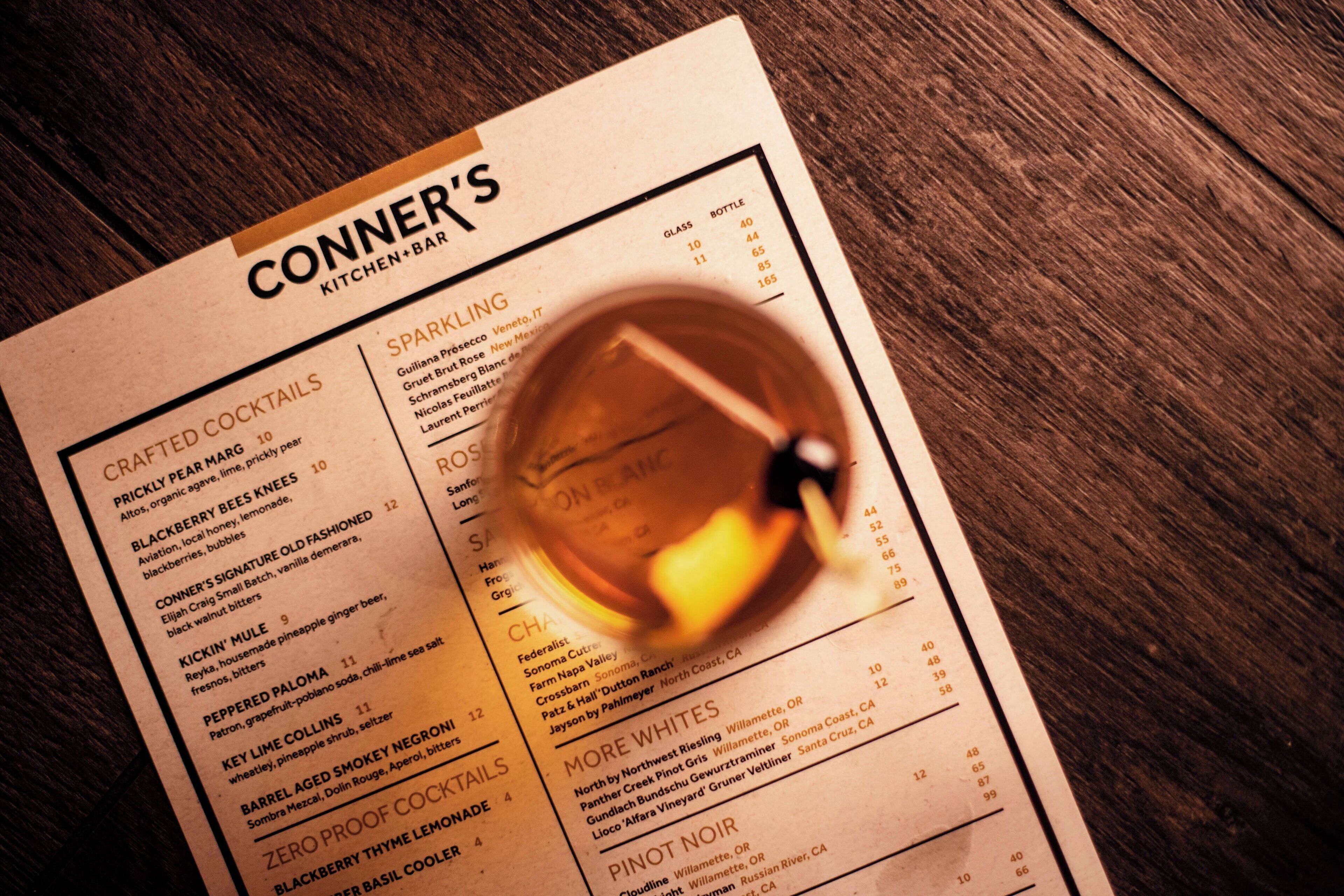 Voici le menu du Conner's Kitchen & Bar, avec une section consacrée aux cocktails originaux, aux vins effervescents, aux vins rosés et à d'autres vins blancs.