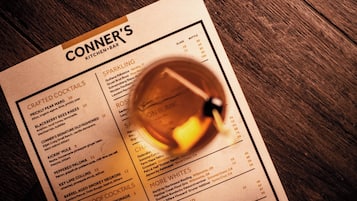 Cardápio do Conner's Kitchen & Bar com seções para coquetéis especiais, espumantes, rosé e mais vinhos brancos.