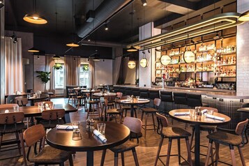 2 bars/lounges, lobby lounge