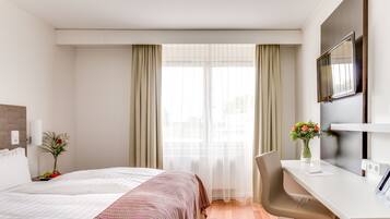 Skrivbord, mörklÀggningsgardiner, gratis wi-fi och sÀngklÀder