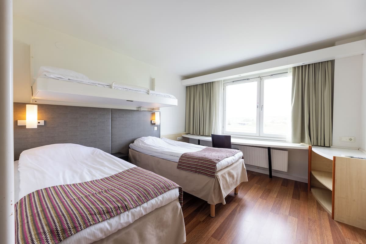 Escritorio, cortinas blackout, wifi gratis y ropa de cama
