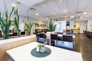 Desayuno buffet (SEK 125 por persona) 