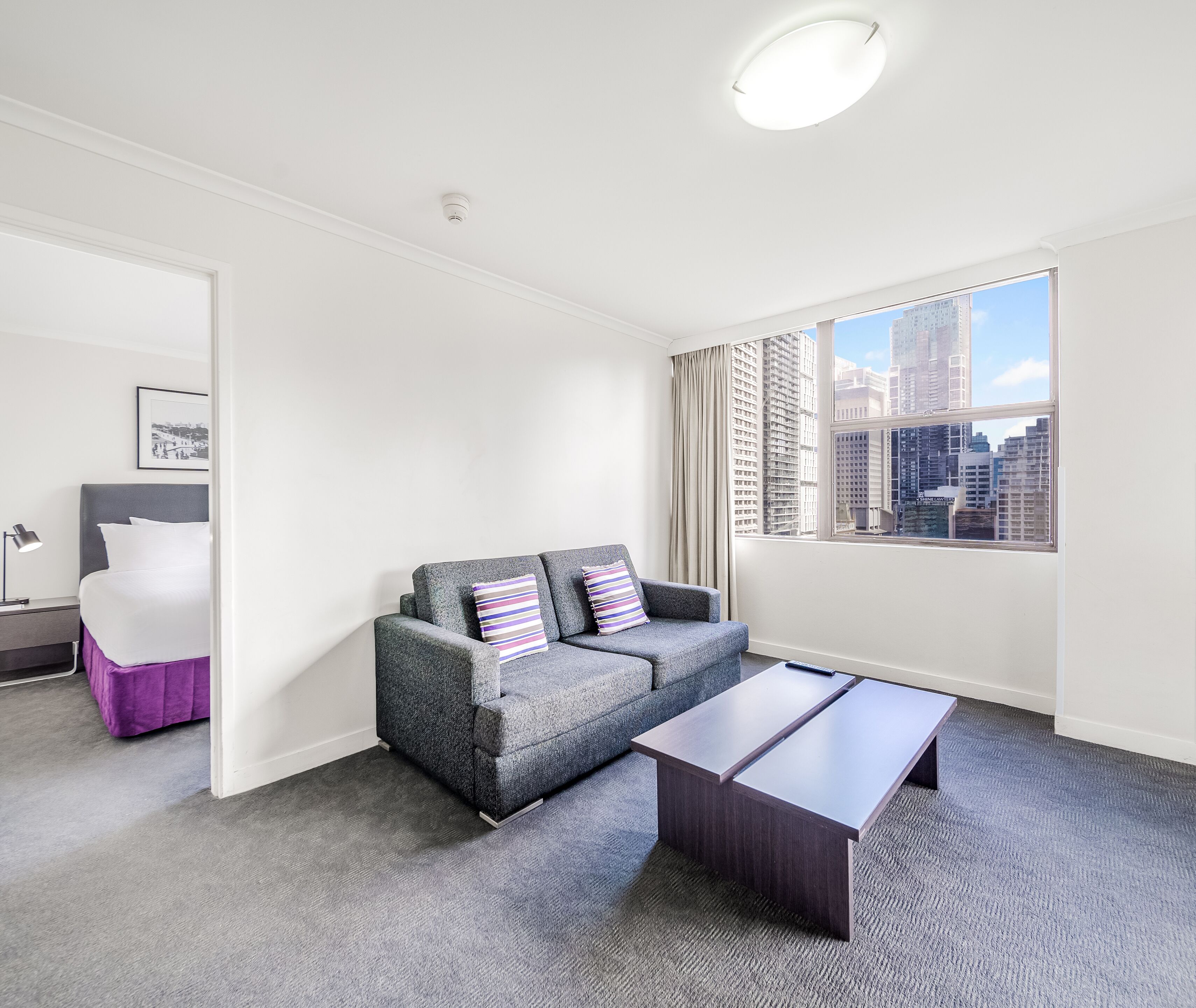 办公桌、遮光窗帘、熨斗/熨衣板、收费 WiFi