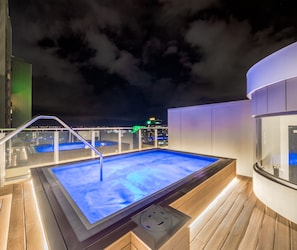 Bañera de hidromasaje al aire libre