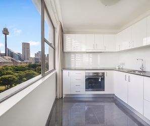 Refrigerador, microondas, placa de cocina, tostadora
