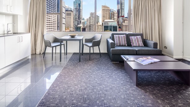 Una sala de estar moderna con vista a la ciudad, un comedor y una cocina.