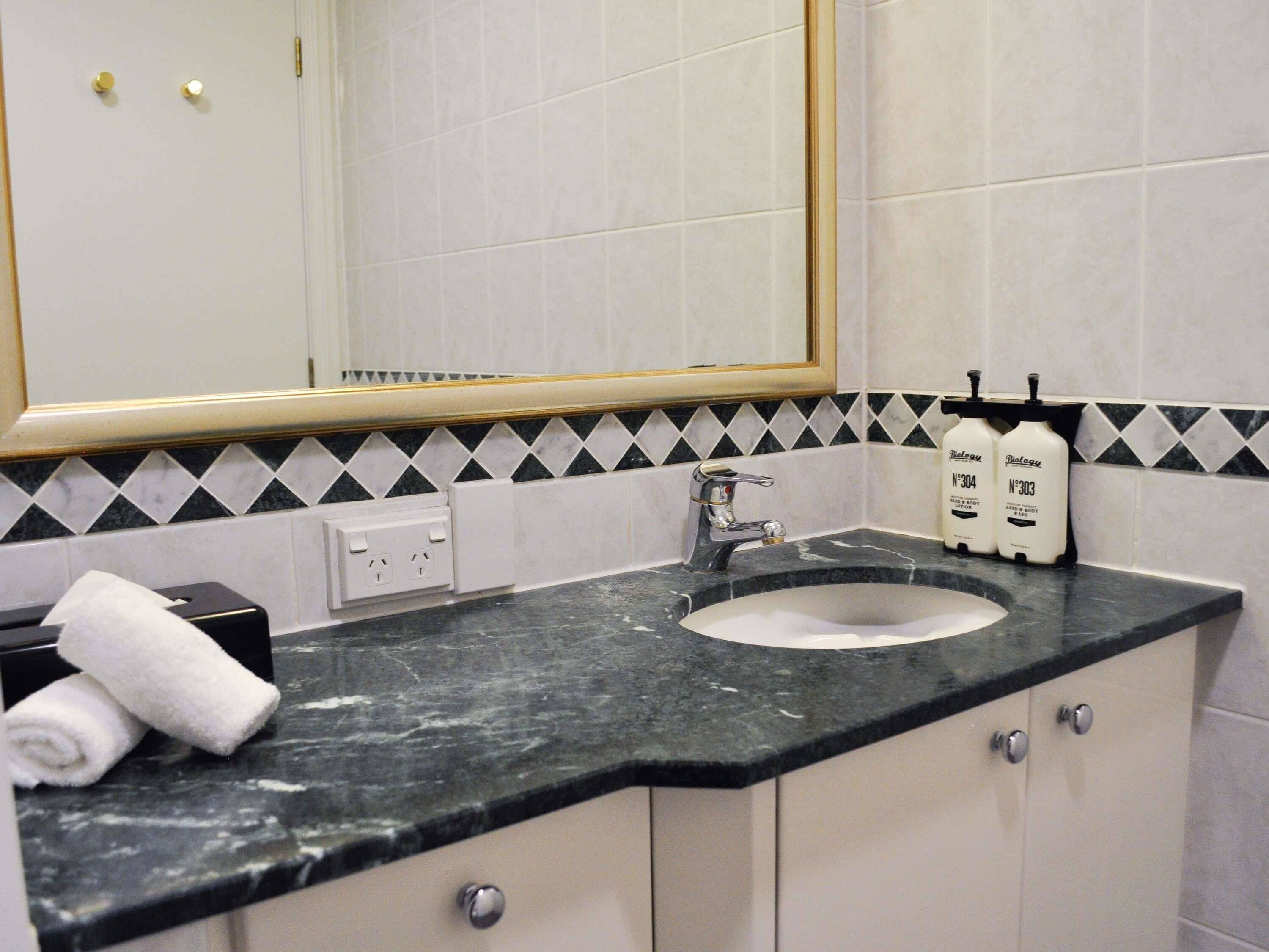 Ropa de cama de alta calidad y caja de seguridad en la habitación 