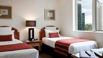 Ropa de cama de alta calidad y caja de seguridad en la habitación