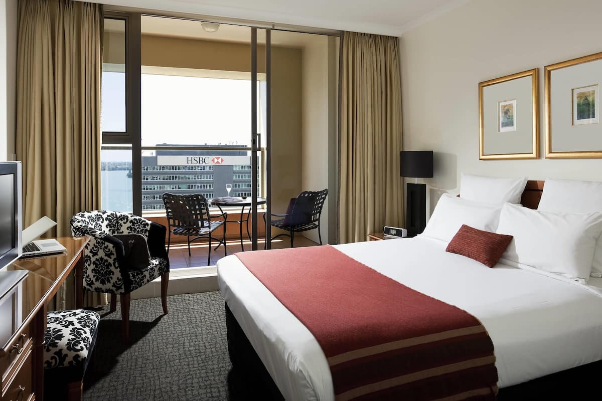 Premium bedding, in-room safe, individually decorated